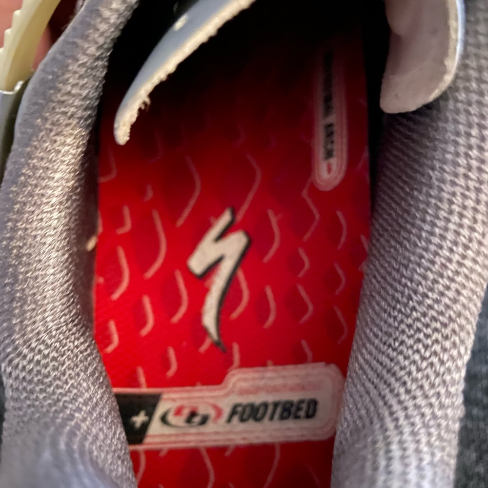 Spin bike shoes without clips size 8 in perfectly good condition.